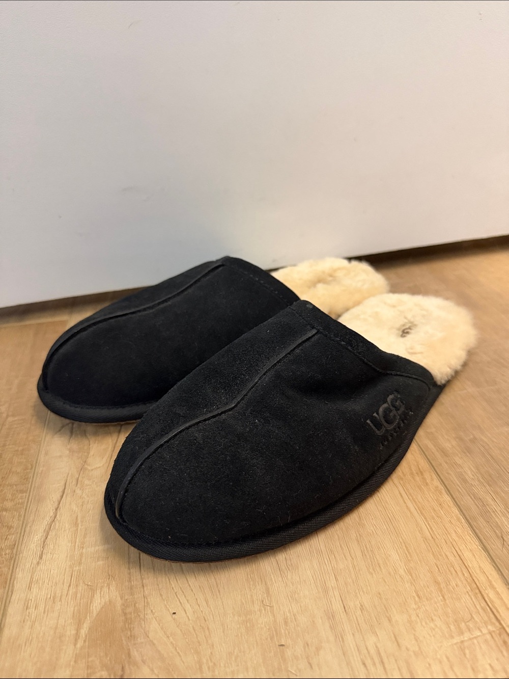 UGG Men’s Black Scuff Slippers Size 11